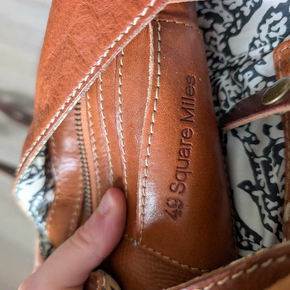 49 Square Miles Leather Crossbody Bag - Picture 5 of 5